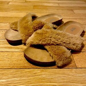 Mossimo Supply Co. Tan Fuzzy Slippers Women’s 8.5